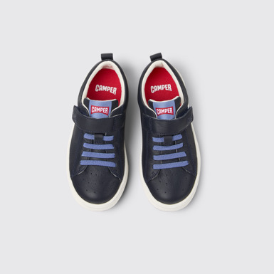 Runner Baskets en cuir bleu pour enfant.