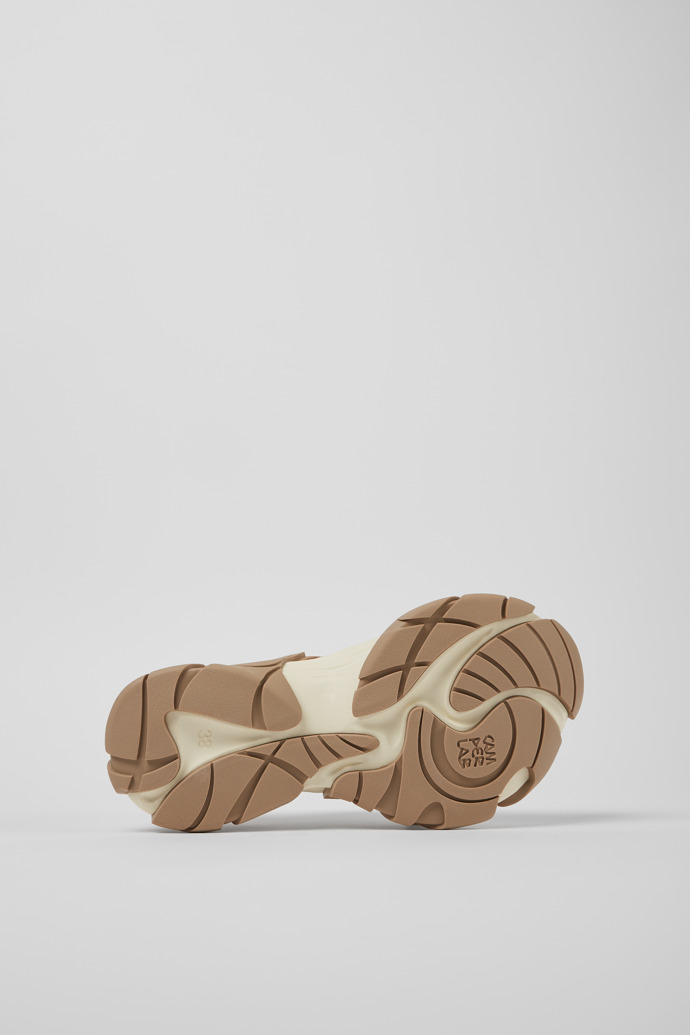 The soles of Tormenta Beige and white sneakers