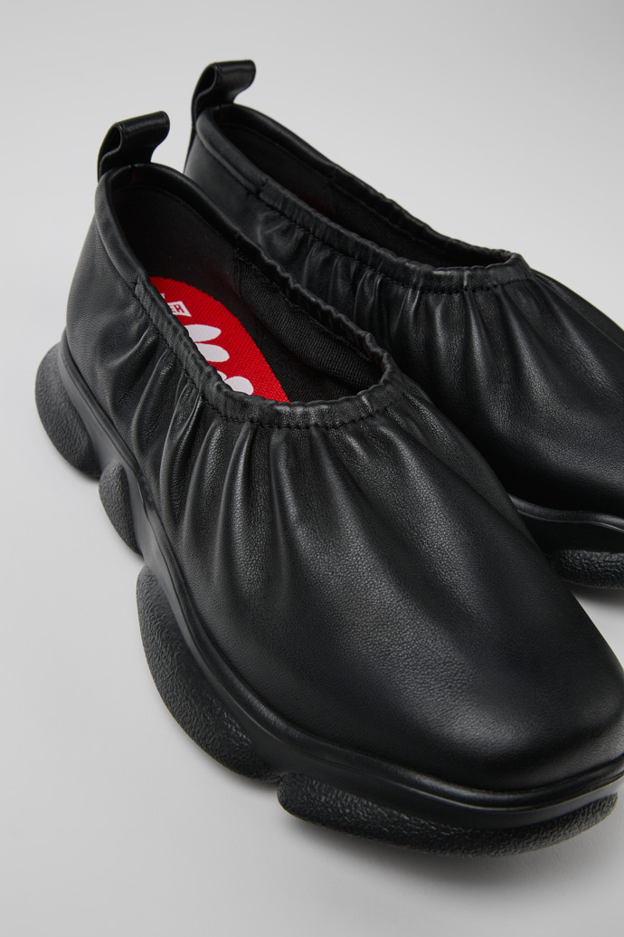 Karst Schwarzer Damenschuh aus Leder.